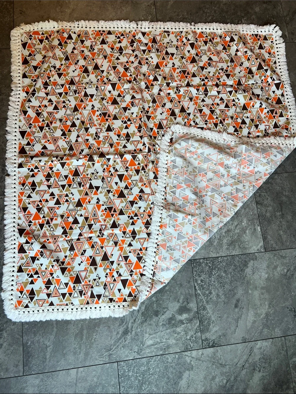 Vintage 1970’s 4’ square (47”) retro Atomic  print cotton fringe tablecloth MCM